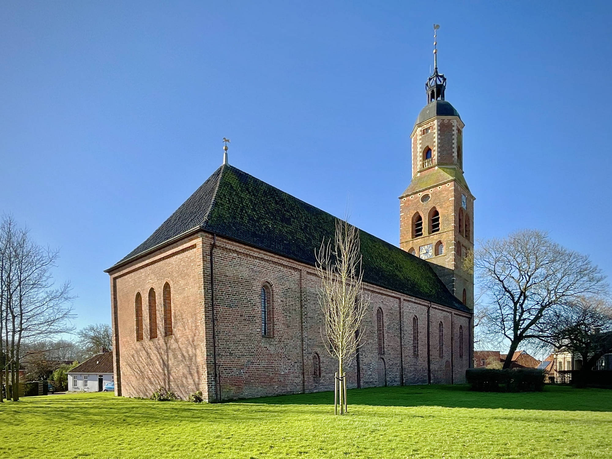 De kerk van Eenrum gezien vanaf het noordoosten. Foto: ©Jur Kuipers.